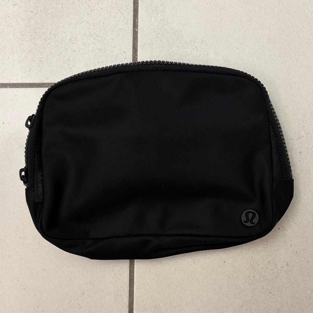 lululemon Everywhere Belt Bag